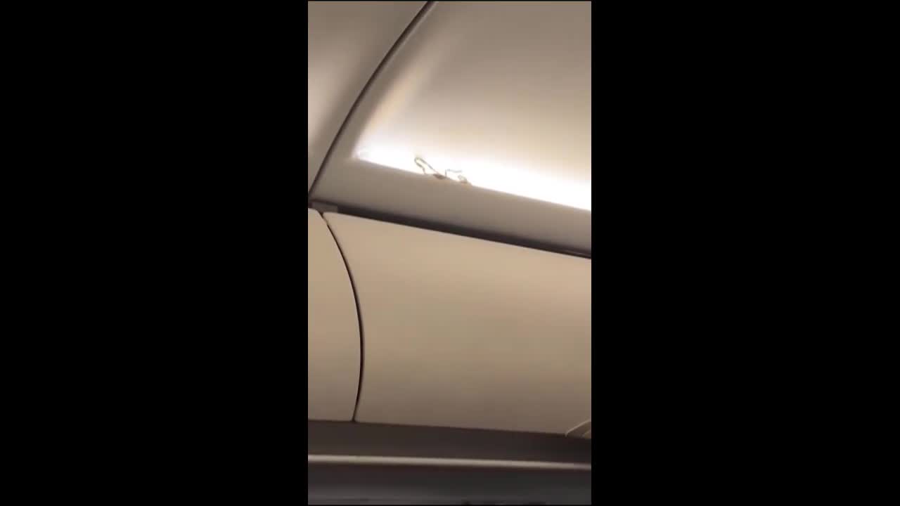 Video - Hành khách hoảng sợ nhảy khỏi ghế khi thấy cảnh đáng sợ trên máy bay