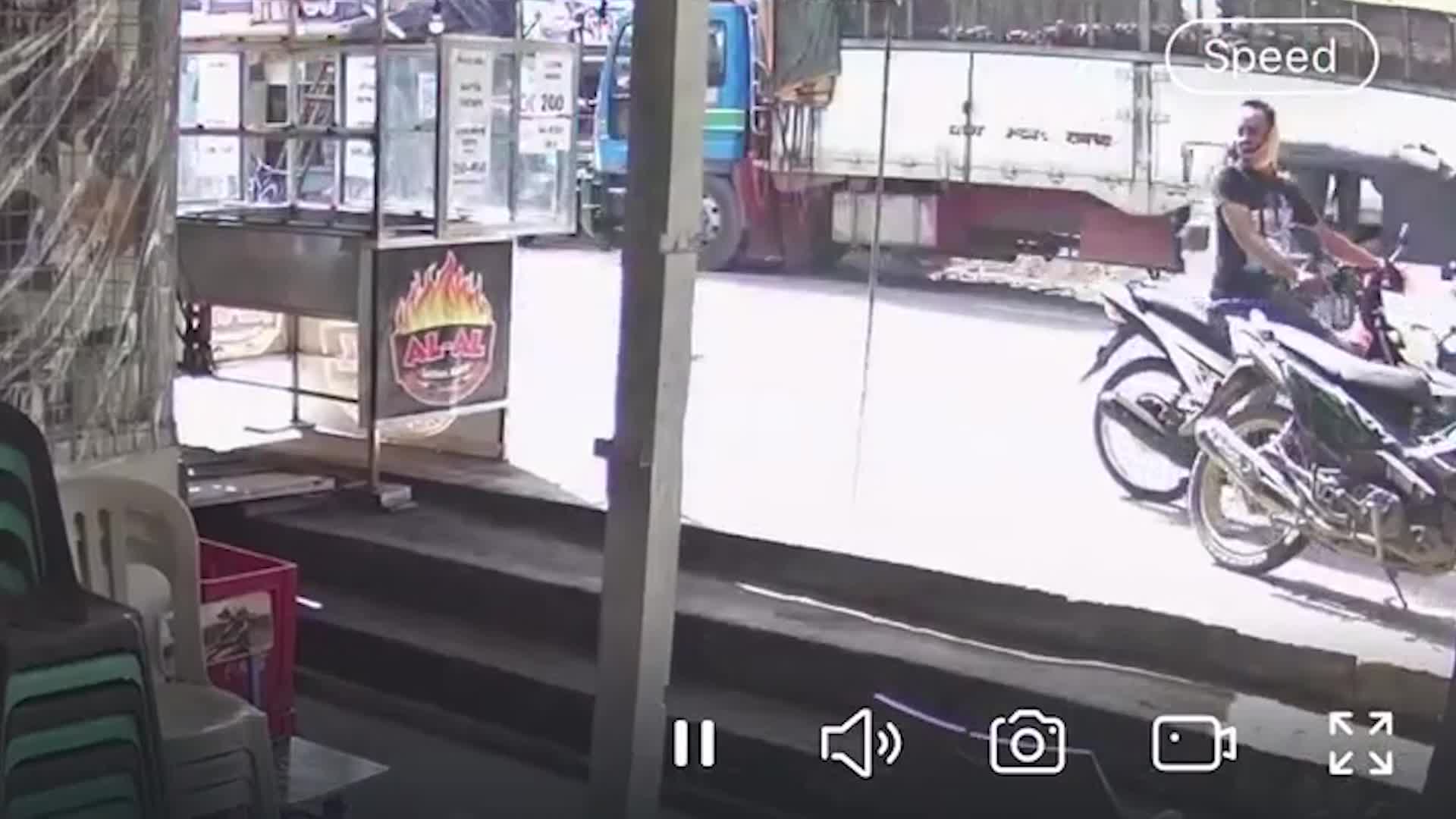 Video - Clip: Người đàn ông táo tợn trộm điện thoại ngay giữa ban ngày