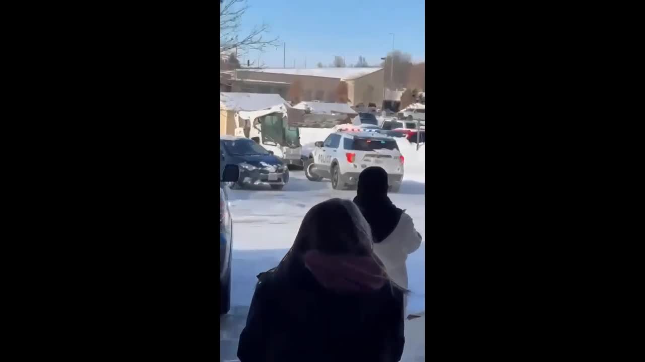 Video - Clip: Người đàn ông lái máy xúc tấn công xe cảnh sát trên phố