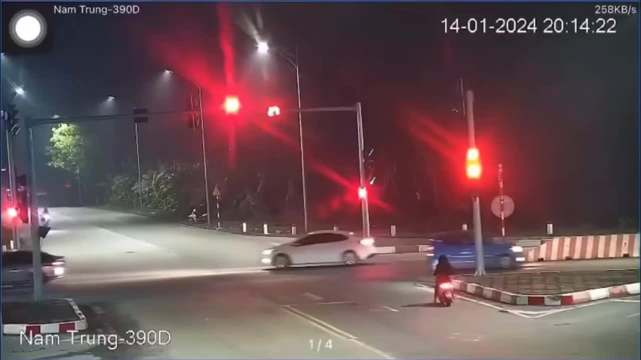 Video - Clip: Cố tình vượt đèn đỏ, hai người trên xe máy bị ô tô tông văng