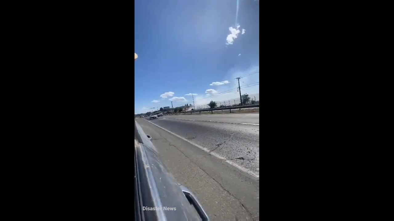 Video - Clip: Đâm vào đường dây điện, máy bay bốc cháy rơi trên đường cao tốc