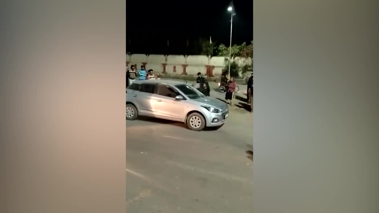 Video - Clip: Ẩu đả, người phụ nữ vác đá đập nát kính xe ô tô nhà hàng xóm
