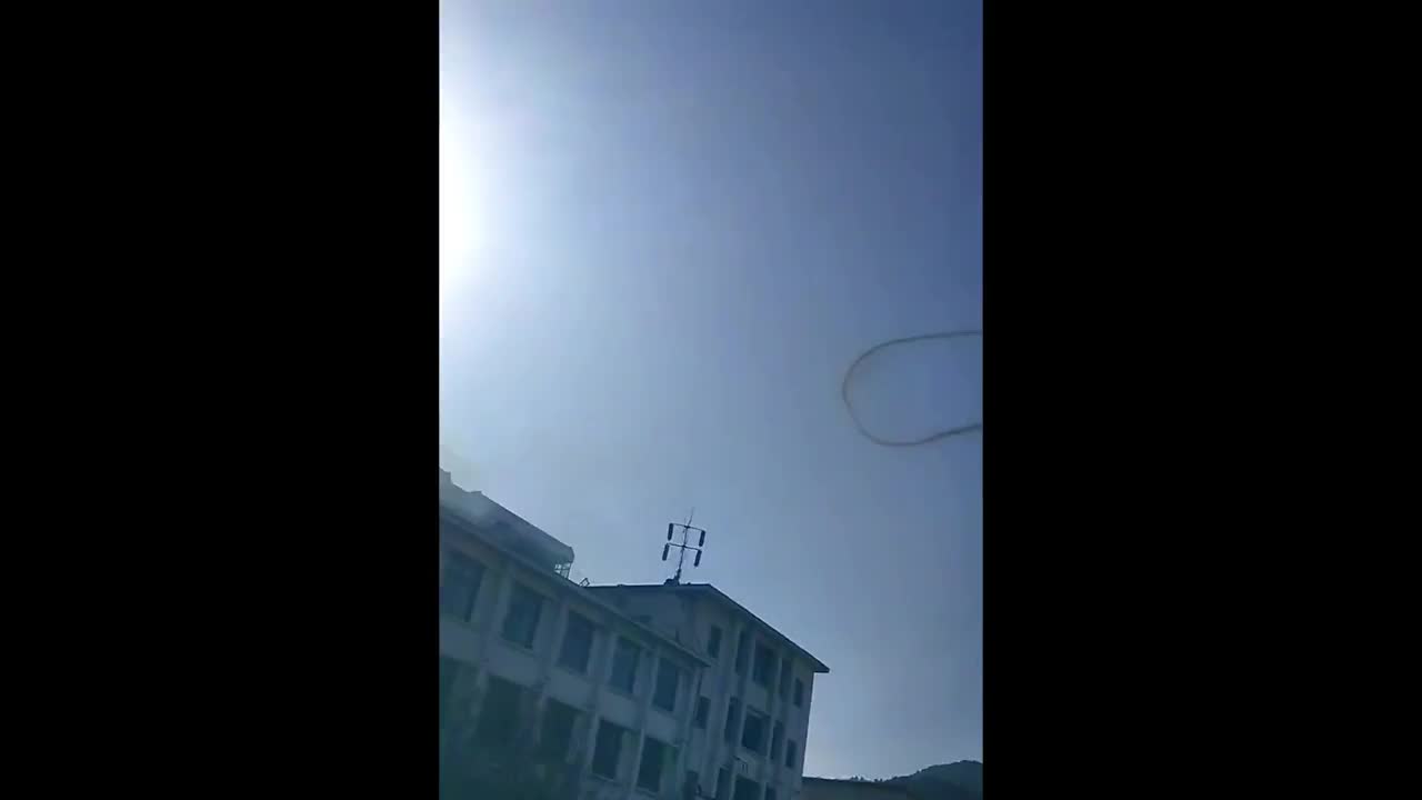 Video - Clip: Vòng tròn màu đen bí ẩn bất ngờ xuất hiện trên bầu trời