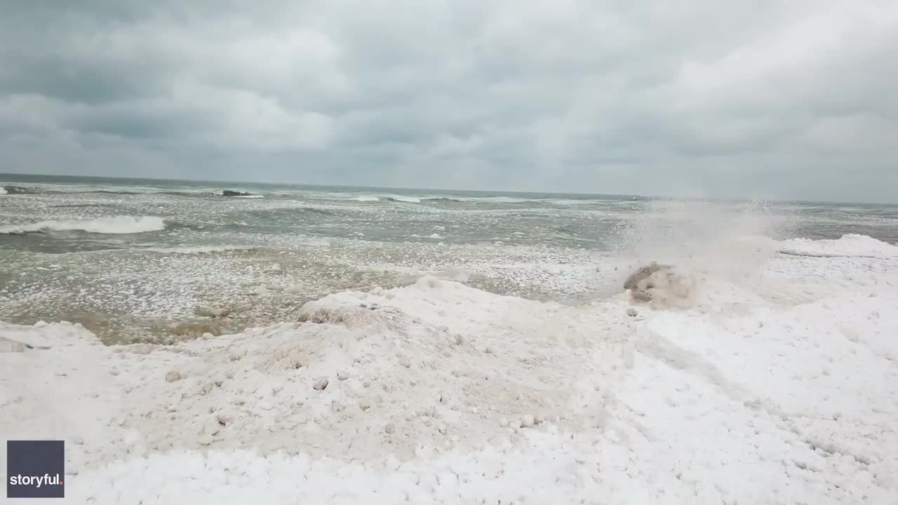 Video - Clip: Ngọn hải đăng đóng băng tạo nên khung cảnh mùa đông tuyệt đẹp