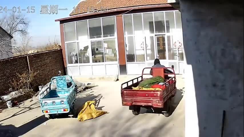 Video - Clip: Trộm phá cửa, lái xe ba bánh vào nhà dân cuỗm điều hòa