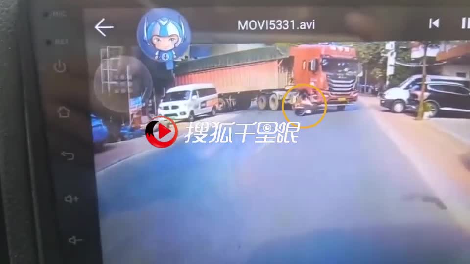 Video - Clip: Lọt vào điểm mù, cô gái suýt mất mạng dưới gầm xe tải
