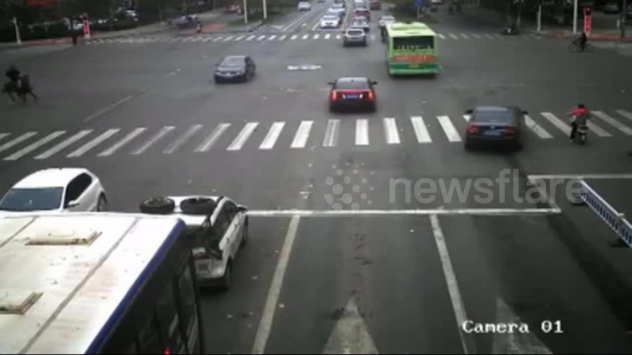 Video - Clip: Vượt đèn đỏ đâm trúng ô tô, cả người cả ngựa văng xuống đường
