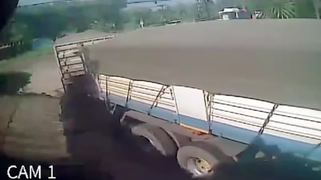 Video - Lao thẳng vào đầu xe tải, người đàn ông vội bỏ chạy thoát thân