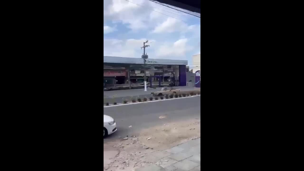 Video - Clip: Người đi xe máy rơi vào xe ô tô sau cú va chạm