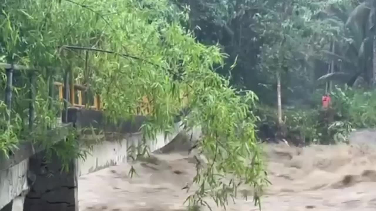 Video - Clip: Khoảnh khắc cây cầu bị nước lũ đánh sập trước mắt người dân