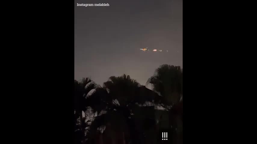Video - Clip: Máy bay bất ngờ bốc cháy giữa không trung khi vừa cất cánh