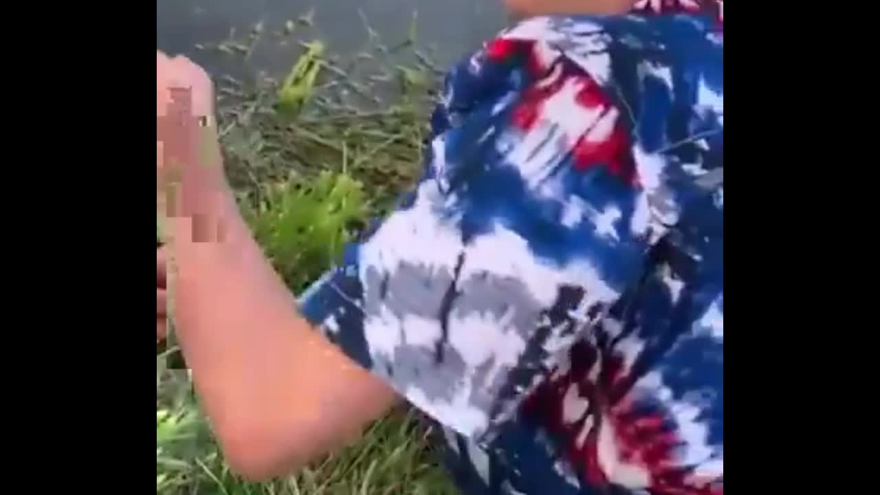Video - Clip: Khó tin khoảnh khắc chàng trai câu được cá bằng tay không