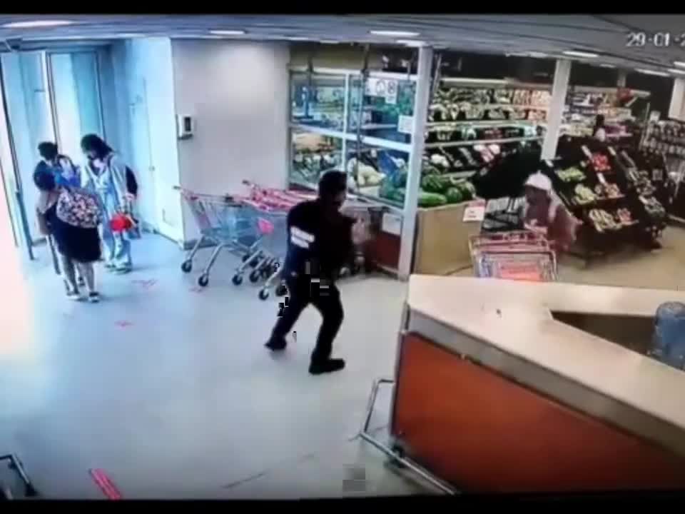 Video - Clip: Nhân viên siêu thị nhanh trí ném chai nước ngọt hạ gục tên trộm