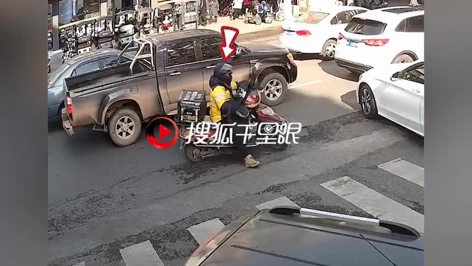 Video - Clip: Nhầm chân ga, tài xế ô tô đâm trúng nam thanh niên giao hàng