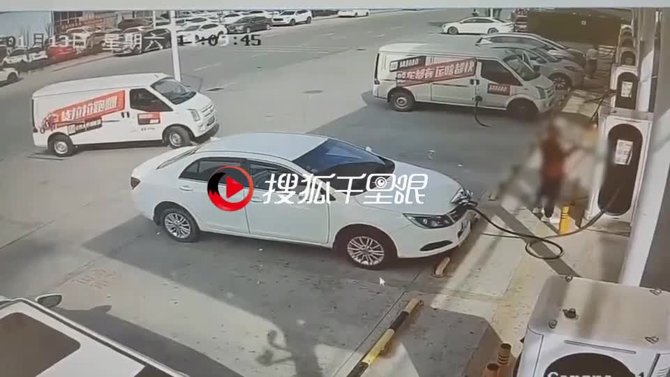 Video - Clip: Đang đứng sạc ô tô, nam tài xế bị xe tải tông văng xuống đất