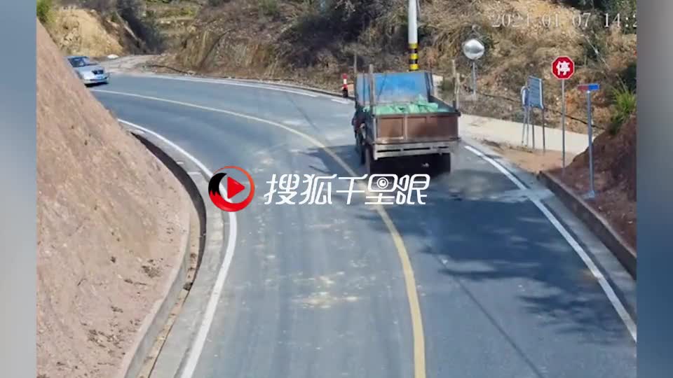 Video - Clip: Chạy lấn làn ở ngay khúc cua, ô tô con đâm xe tải văng trục sau