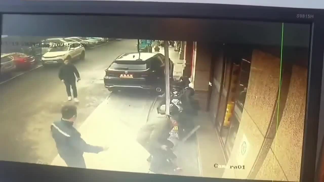 Video - Clip: Người đàn ông đỡ gọn bé trai 3 tuổi rơi xuống từ tầng 5