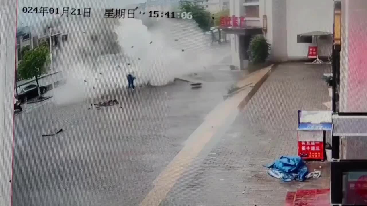 Video - Clip: Nghịch dại ném pháo xuống cống, bé trai gây ra vụ nổ kinh hoàng