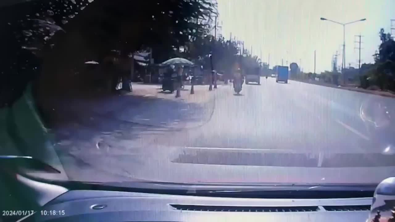 Video - Chồng nhảy lên nắp capo, vợ vẫn nhấn ga phóng đi trên đường cao tốc