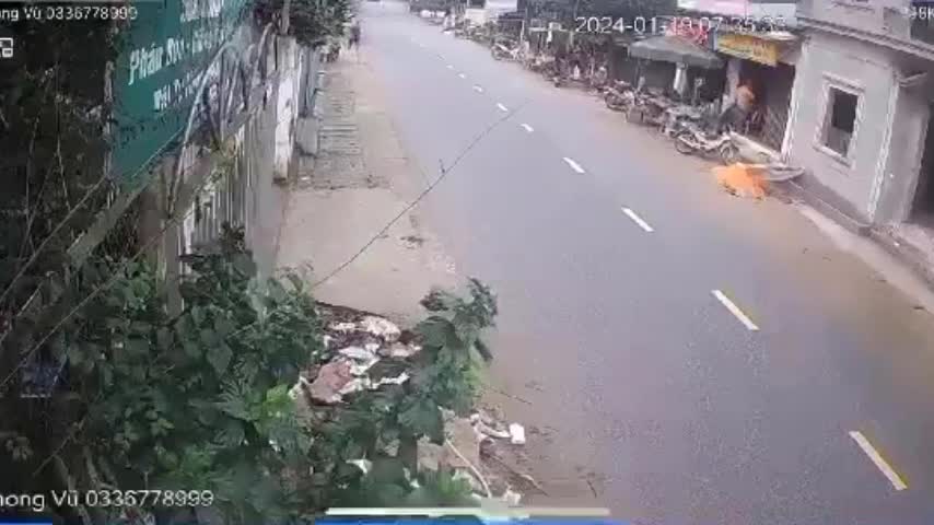 Video - Clip: Xe buýt đang chạy bất ngờ tông trúng người đàn ông đi bộ