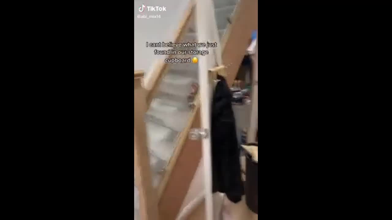 Video - Dọn tủ đồ, cô gái bất ngờ phát hiện ra cầu thang bí ẩn và cái kết