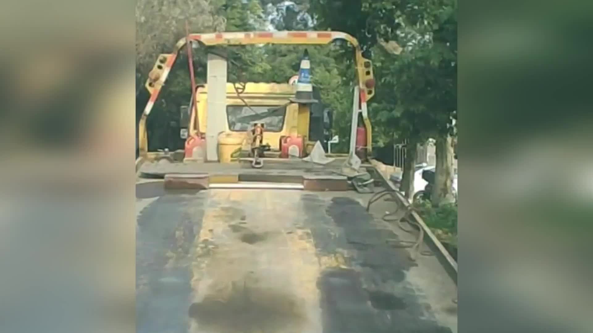 Video - Clip: Mải ngắm cảnh, tài xế lao thẳng ô tô vào xe tải đỗ bên đường
