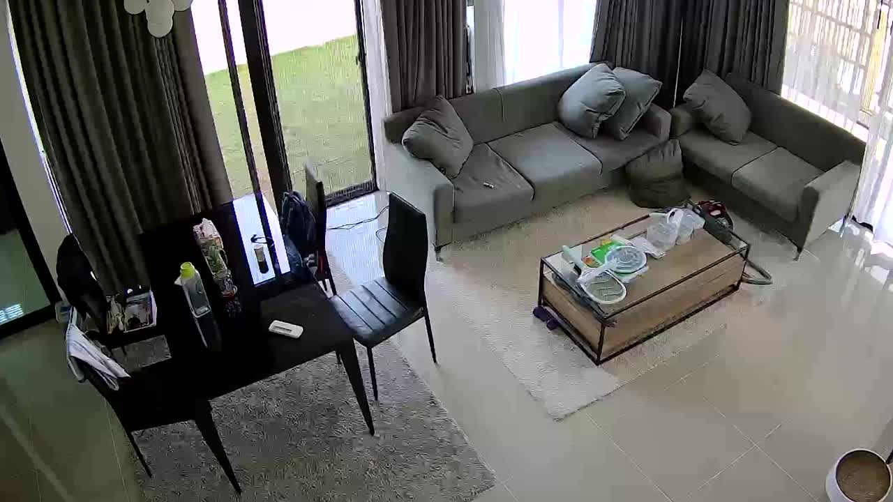 Video - Bàn kính vỡ tan, chủ nhà xem lại camera thì thấy cảnh bất ngờ