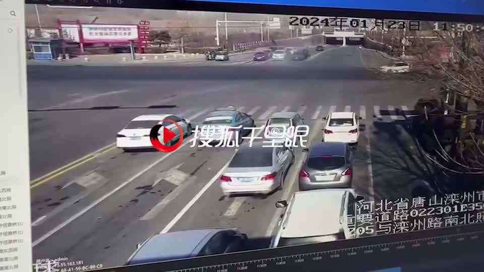 Video - Clip: Xe ben lật nghiêng, đè bẹp ô tô con khiến nữ tài xế tử vong