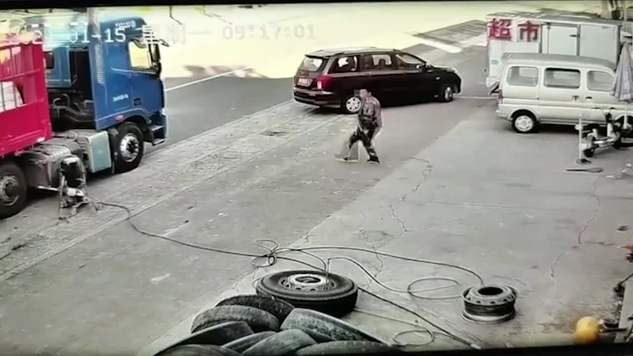 Video - Clip: Khoảnh khắc lốp xe ô tô bất ngờ phát nổ khi đang bơm hơi