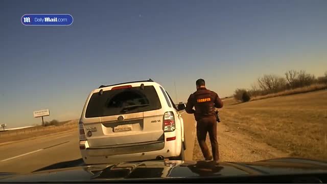 Video - Clip: Hai ô tô va chạm kinh hoàng, nam cảnh sát bị hất văng