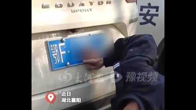 Video - Clip: 'Nữ quái' lén lắp định vị trên xe cảnh sát để né chốt kiểm tra