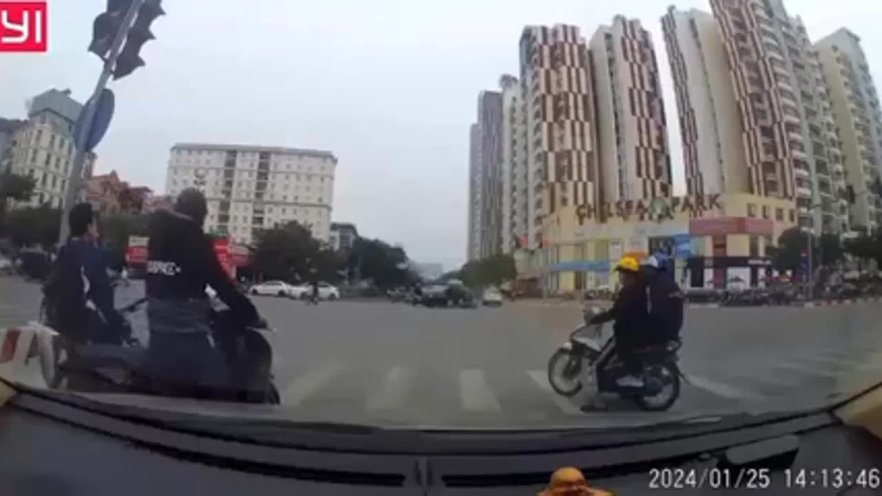 Video - Vượt đèn đỏ, thanh niên đi xe máy bị ô tô tông văng lên không trung