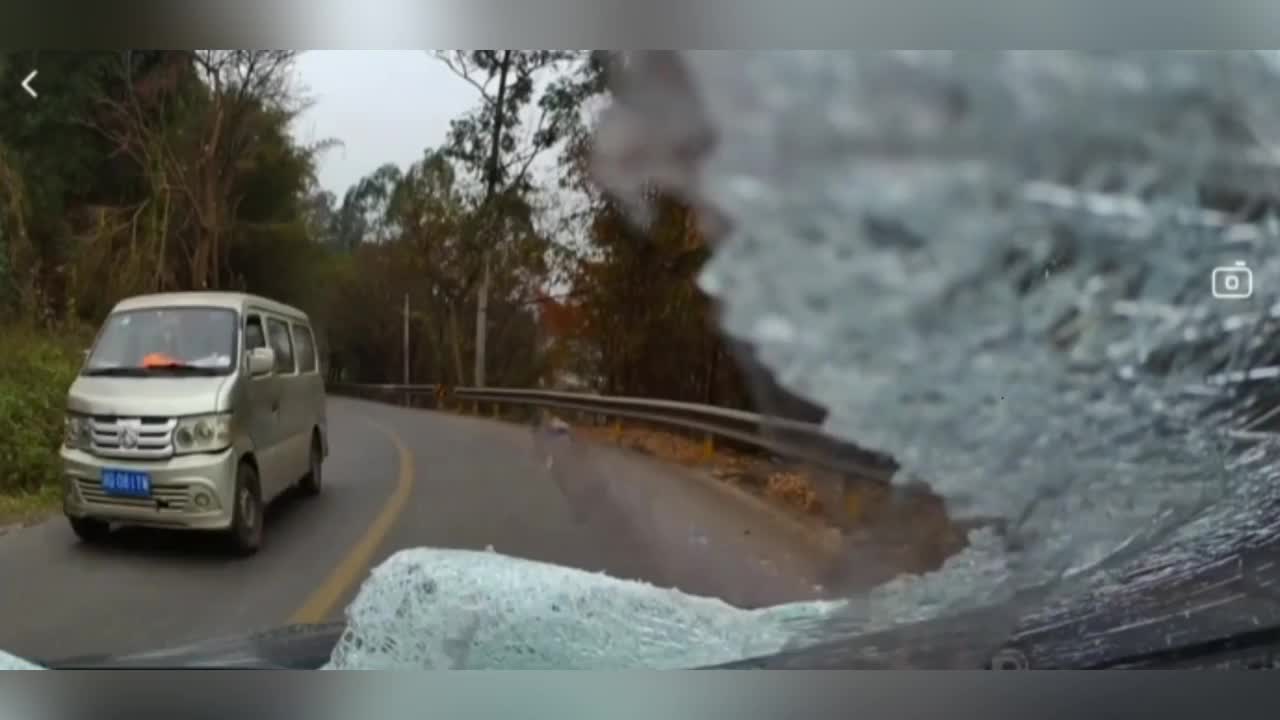 Video - Clip: Cửa thùng xe tải bất ngờ bật mở, đập nát kính chắn gió ô tô