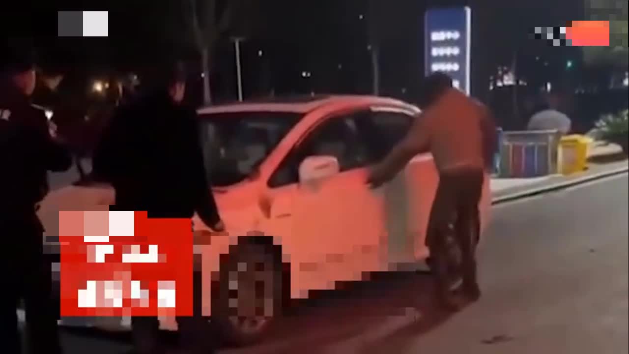 Video - Clip: Say rượu, người phụ nữ đập phá ô tô bị cảnh sát khống chế