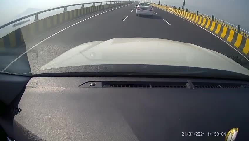 Video - Ô tô mất lái đâm vào thành cầu rồi lộn nhiều vòng như phim hành động