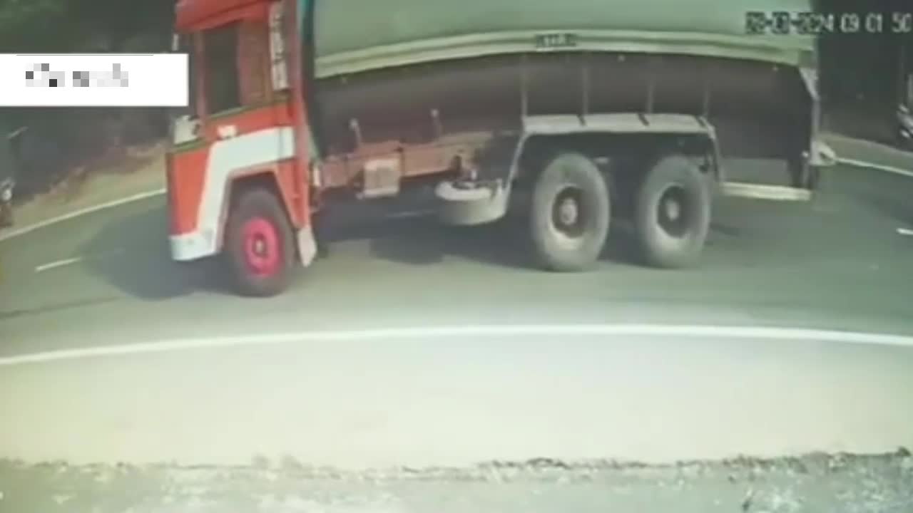Video - Clip: Dừng sau xe bồn, hai vợ chồng đi xe máy bị xe tải tông tử vong