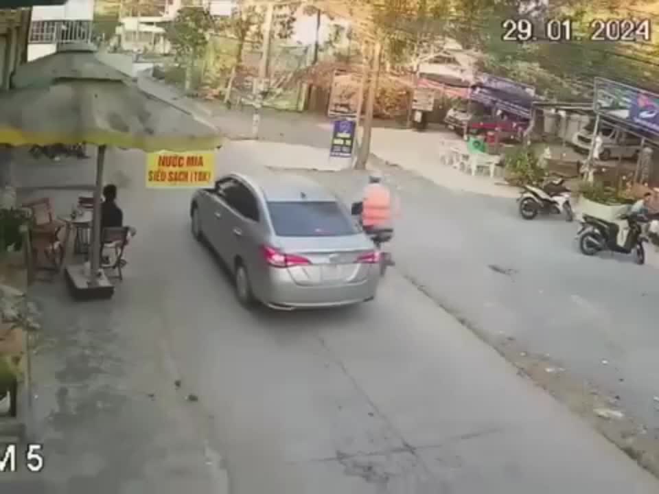 Video - Clip: Ô tô mở cửa bất cẩn 'hạ gục' người phụ nữ đi xe máy trên phố