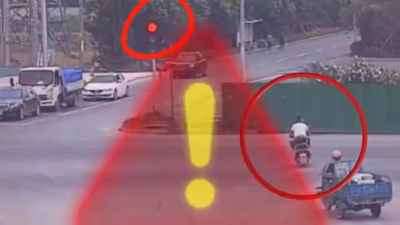 Video - Clip: Vượt đèn đỏ, người đàn ông bị xe tải vượt đèn vàng 'hạ gục'