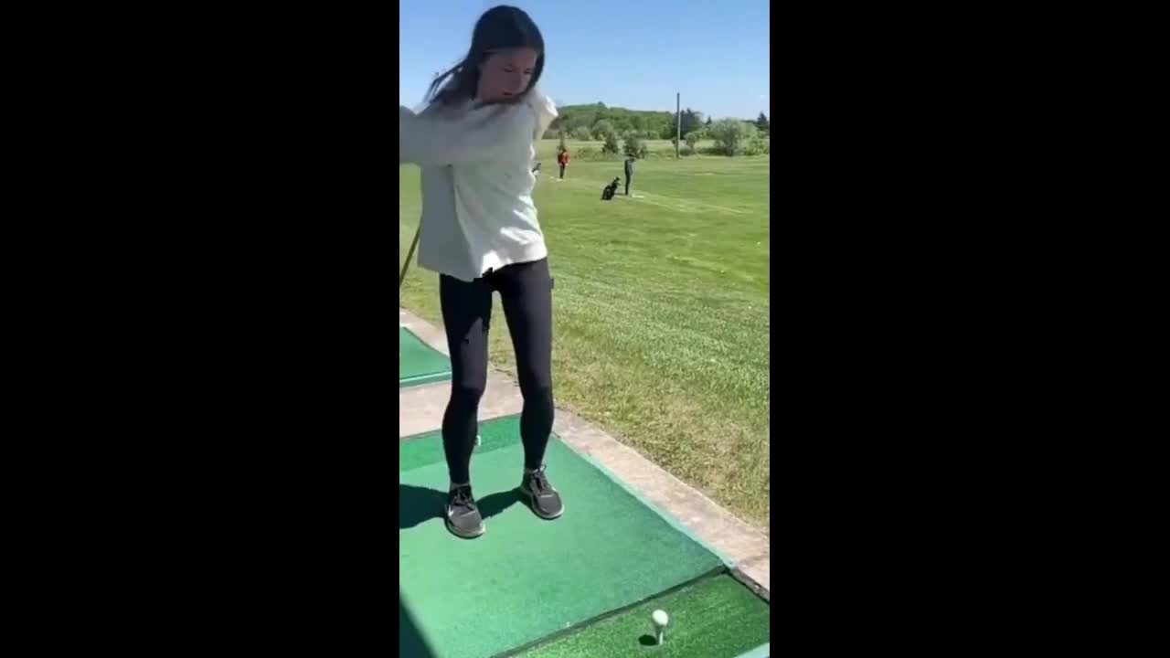 Video - Clip: Khoảnh khắc đánh golf đầy thú vị của một cô gái trẻ