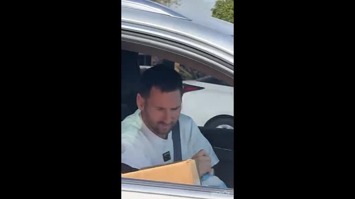 Video - Clip: Kẹt xe giữa đường, Messi có hành động bất ngờ trên ô tô