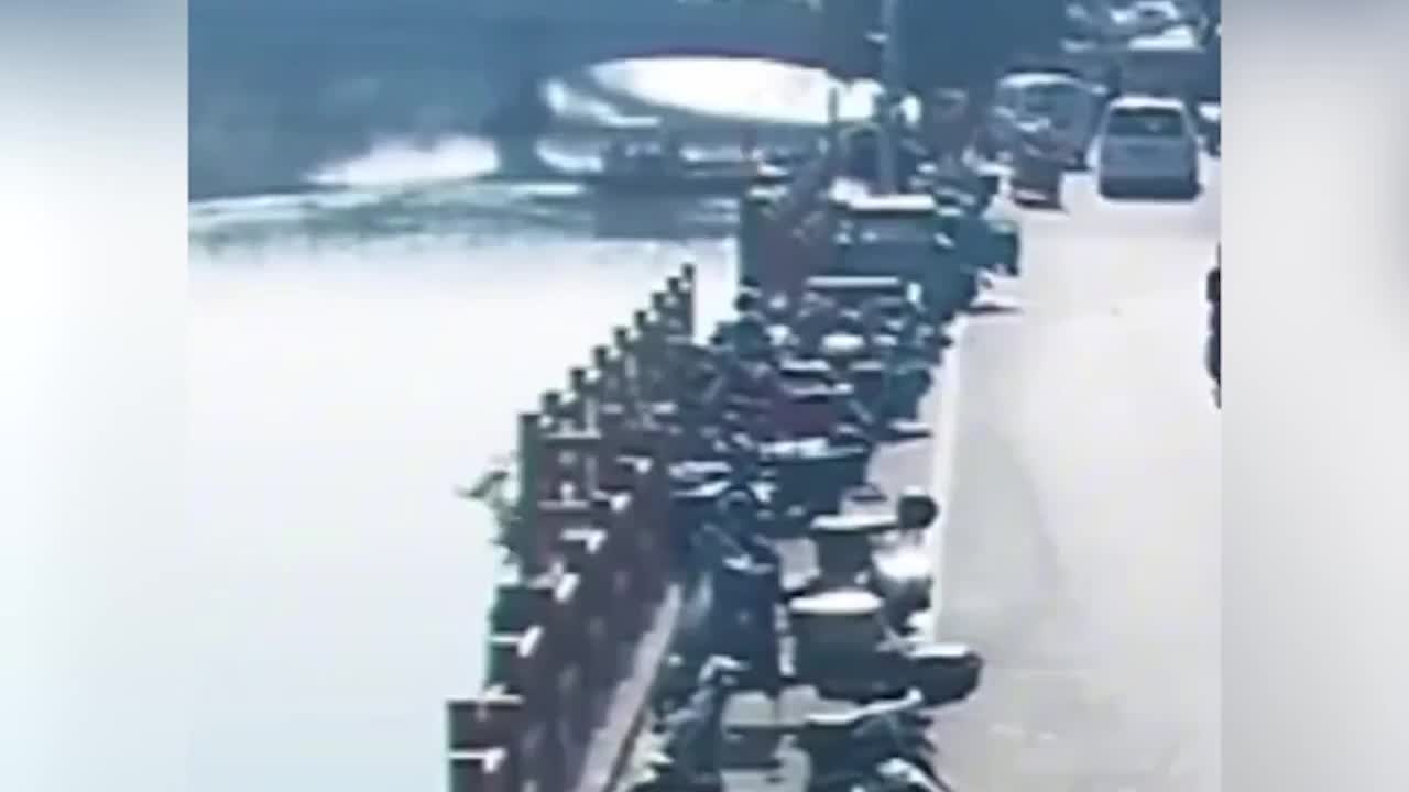 Video - Xe đẩy lao xuống sông, người đàn ông vội chèo thuyền tới cứu em bé