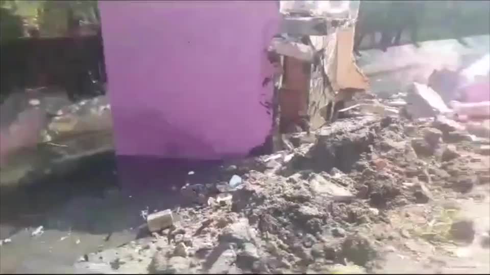 Video - Clip: Khoảnh khắc nhà cao tầng bất ngờ đổ sập, dân sợ hãi bỏ chạy