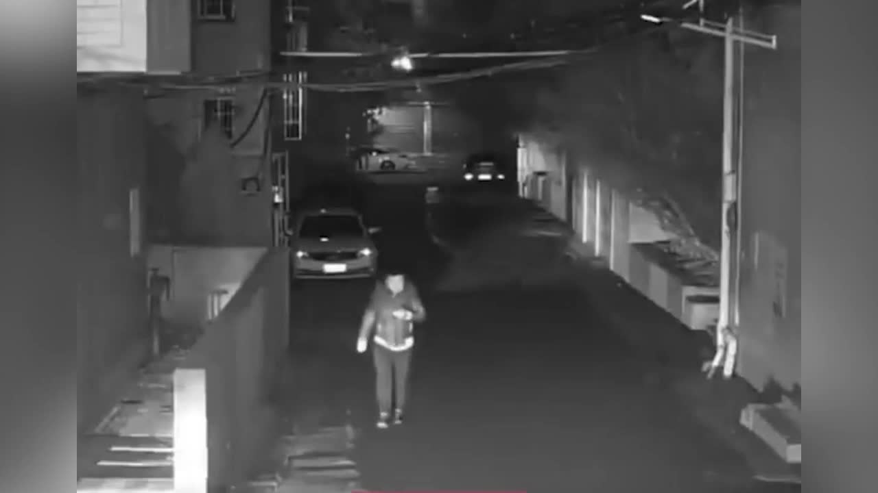 Video - Clip: Đang đi bộ, người đàn ông bị bò điên húc ngã xuống đường