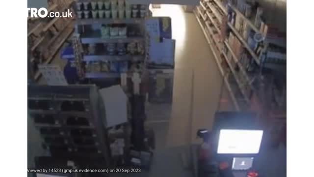 Video - Clip: Cây ATM phát nổ vào mặt, tên cướp vẫn lấy được tiền tẩu thoát