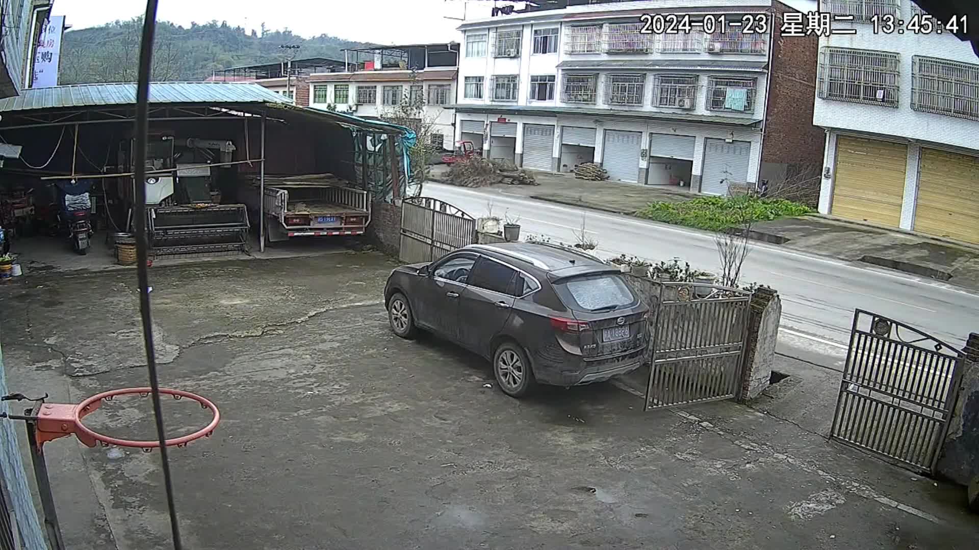Video - Clip: Ngủ gật, tài xế ô tô đâm sập hàng rào nhà dân