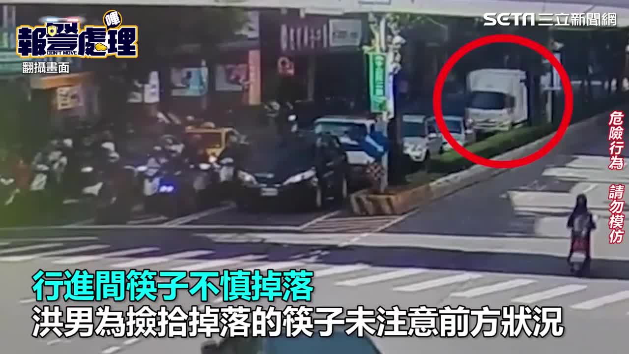 Video - Cúi xuống nhặt đũa, tài xế khiến xe tải tông trúng 4 ô tô dừng đèn đỏ