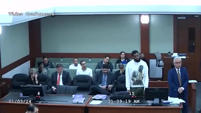 Video - Nữ thẩm phán bị tên tội phạm lao tới hành hung ngay trong phiên tòa