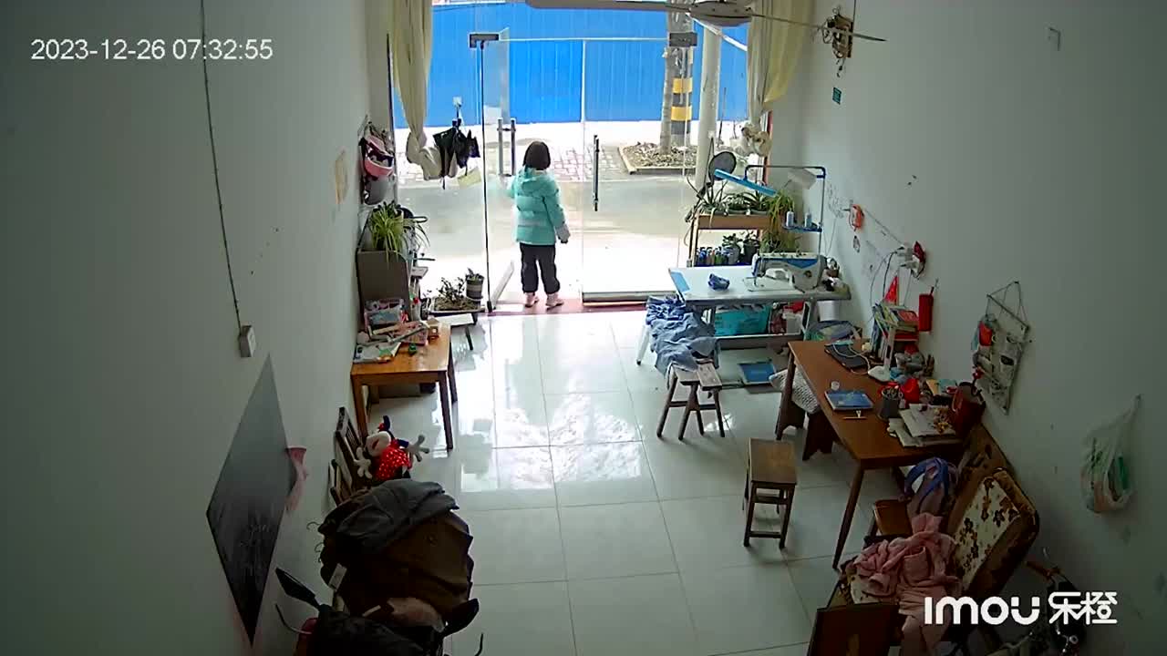 Video - Clip: Cửa kính bất ngờ đổ sập, đè trúng người bé gái