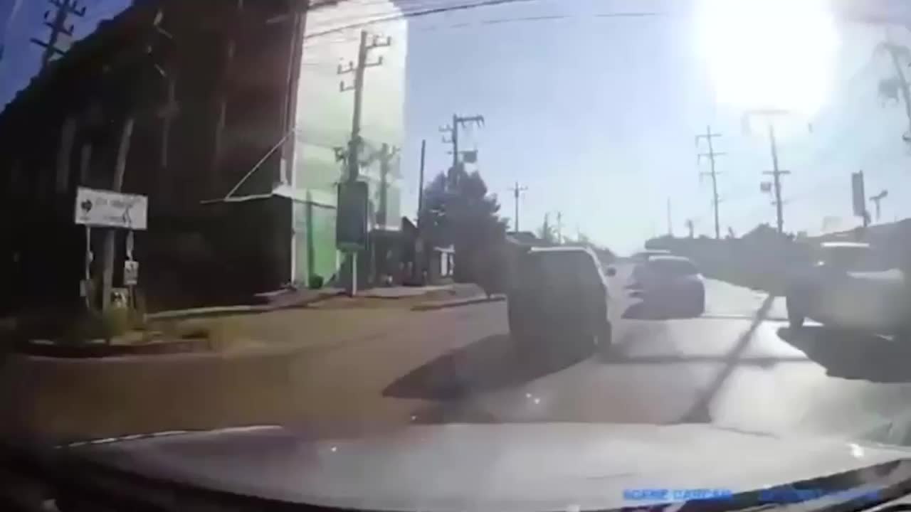 Video - Clip: Quay đầu trên cao tốc, ô tô con gặp tai nạn kinh hoàng