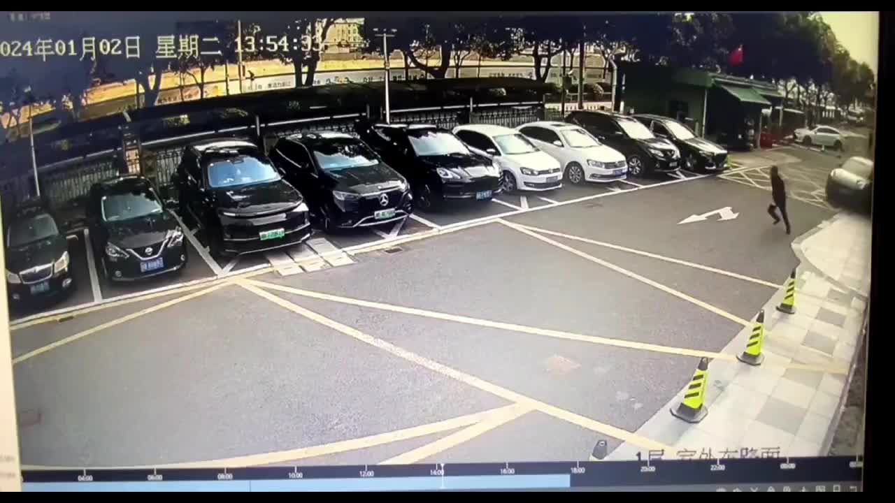 Video - Clip: Ô tô mất lái lao vào bãi đỗ xe, người đàn ông sợ hãi bỏ chạy